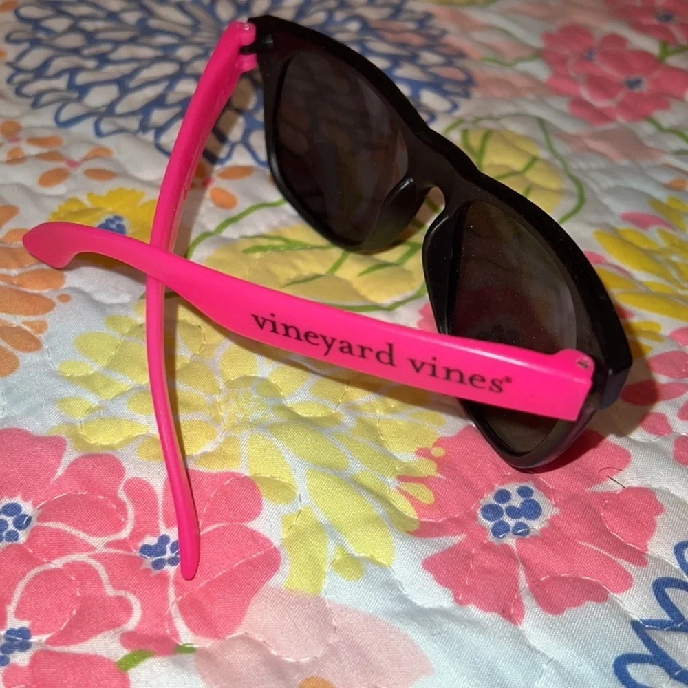 New VINEYARD VINE SUNGLASSES